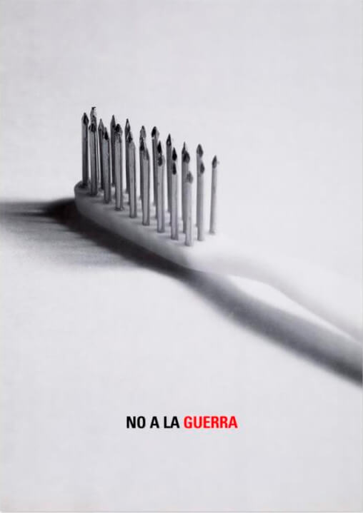 Un cartel de la exposición que depicta un cepillo de dientes con clavos en lugar de cerdas.