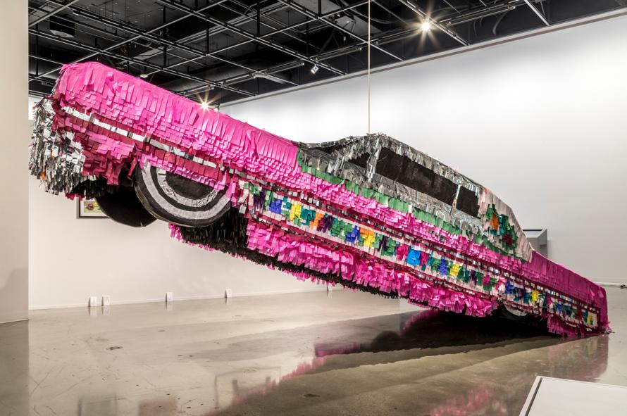 Una de las obras de Justin Favela, un coche hecho con un estilo piñata de México.